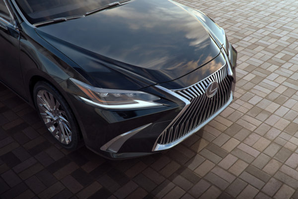 Lexus_ES_2019close_up